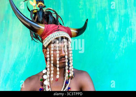 Portrait d'un homme avec chapeau de corne de bison ornementé de la tribu de bison-corne maria dans le Chhattisgarh en inde, colliers colorés de coquillages Banque D'Images