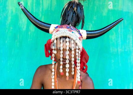 Portrait d'un homme avec chapeau de corne de bison ornementé de la tribu de bison-corne maria dans le Chhattisgarh en inde, colliers colorés de coquillages Banque D'Images