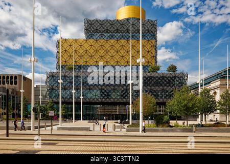 La façade de la bibliothèque de Birmingham à travers Centenary Square de Broad Street, en Angleterre. Banque D'Images