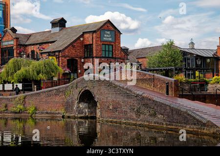 Le pub Malt House côté canal par une journée ensoleillée dans le centre-ville de Birmingham, en Angleterre. Banque D'Images
