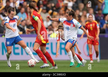 Bâle, Suisse. 27 juillet 2025. Lauren Hemp et Ella Toone d'Angleterre affrontent les champions espagnols lors du match Angleterre vs Espagne des Championnats d'Europe de l'UEFA au St Jakob's Park, Bâle. Le crédit photo devrait se lire : Jonathan Moscrop/Sportimage crédit : Sportimage Ltd/Alamy Live News Banque D'Images
