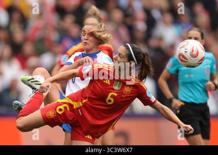 Bâle, Suisse. 27 juillet 2025. Georgia Stanway, de l'Angleterre, affronte Aitana Bonmati, de l'Espagne, lors du match Angleterre vs Espagne des Championnats d'Europe de l'UEFA au St Jakob's Park, Bâle. Le crédit photo devrait se lire : Jonathan Moscrop/Sportimage crédit : Sportimage Ltd/Alamy Live News Banque D'Images