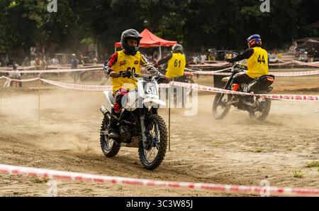 Guwahati, Inde, le 27 juillet 2025. Les participants courent lors du Northeast Dirt Track Challenge 2025, à Guwahati, en Inde, le 27 juillet 2025. Crédit : David Talukdar/Alamy Live News Banque D'Images
