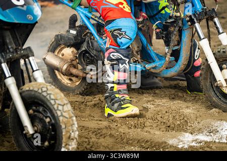 Guwahati, Inde, le 27 juillet 2025. Les participants courent lors du Northeast Dirt Track Challenge 2025, à Guwahati, en Inde, le 27 juillet 2025. Crédit : David Talukdar/Alamy Live News Banque D'Images