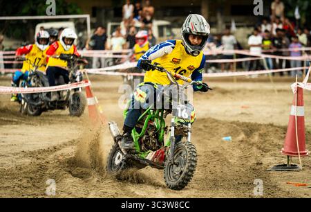 Guwahati, Inde, le 27 juillet 2025. Les participants courent lors du Northeast Dirt Track Challenge 2025, à Guwahati, en Inde, le 27 juillet 2025. Crédit : David Talukdar/Alamy Live News Banque D'Images
