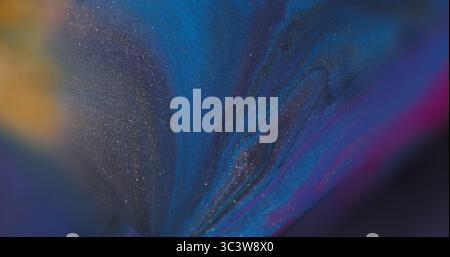 Fluide acrylique. Peinture liquide. Flou bleu violet jaune coloré éclaboussure scintillante particules d'eau néon sur fond abstrait bokeh. Banque D'Images