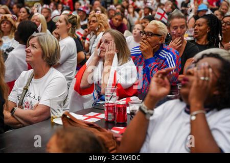 Les supporters de l'Angleterre lors d'une projection de la finale de l'UEFA Women's Euro 2025 entre l'Angleterre et l'Espagne au BOXPARK Croydon, Londres. Date de la photo : dimanche 27 juillet 2025. Banque D'Images