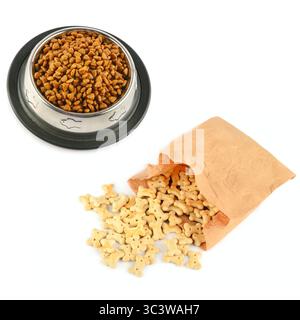 Nourriture sèche pour chiens et biscuits isolés sur fond blanc. Collage. Espace libre pour le texte. Banque D'Images