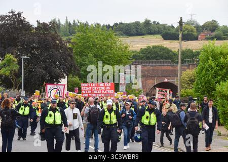 Londres, Angleterre, Royaume-Uni. 27 juillet 2025. Des manifestants marchent en soutien aux migrants à Epping après plusieurs jours de manifestations anti-migrants visant l'hôtel Bell, où les migrants sont hébergés. (Crédit image : © Vuk Valcic/ZUMA Press Wire) USAGE ÉDITORIAL SEULEMENT ! Non destiné à UN USAGE commercial ! Crédit : ZUMA Press, Inc/Alamy Live News Banque D'Images