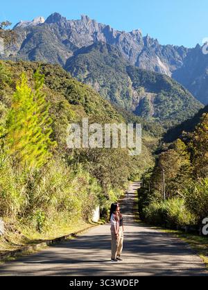 Femme regardant Mt. Kinabalu à Mesilau Kundasang Ranau Sabah Malaisie Banque D'Images