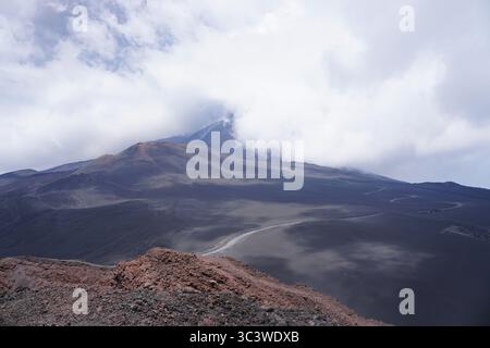 Vue matinale sur l'Etna, Italie, début tôt le matin de l'éruption volcanique de juin 2025 avec fumée, vapeur du sommet, sommet Banque D'Images