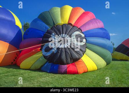 Ballons à air chaud multicolores en cours de remplissage Banque D'Images