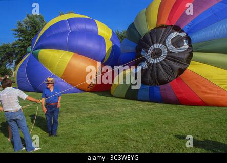 Ballons à air chaud multicolores en cours de remplissage Banque D'Images