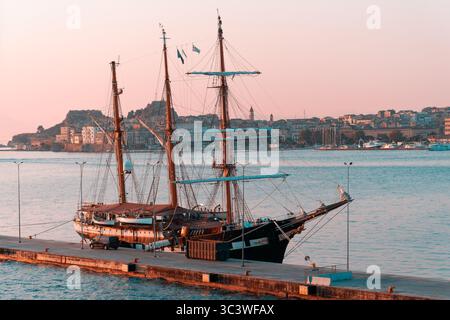 Nave Palinuro à l'ancre à Corfou, Grèce. Navire de formation à la voile pour la marine italienne. Palinuro est une barquentine à trois mâts à coque de fer. Banque D'Images