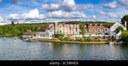 Marlow, Buckinghamshire, Angleterre, Royaume-Uni – 20 juillet 2025 : vue panoramique de l'hôtel Compleat Angler sur les rives de la Tamise Banque D'Images
