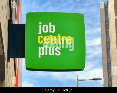 Cardiff, pays de Galles, Royaume-Uni - 16 juillet 2025 : panneau devant le Job Centre plus dans le centre-ville de Cardiff Banque D'Images