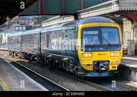Paignton, Devon, Angleterre, Royaume-Uni - 24 avril 2025 : train de banlieue diesel classe 166 exploité par Great Western Railway GWR à la gare de Paignton. Banque D'Images