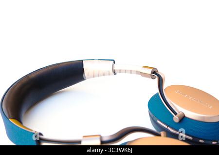 Casque sans fil Bowers et Wilkins sur fond blanc. Banque D'Images