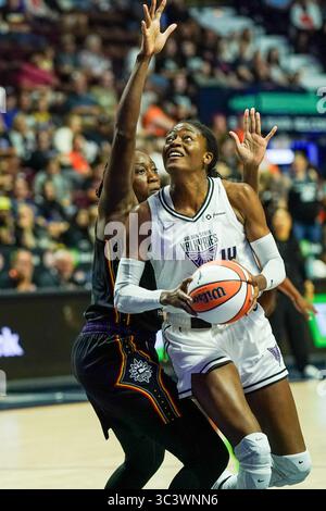Uncasville, Connecticut, États-Unis. 27 juillet 2025. Le centre Golden State Valkyries Temi Fagbenle (14) se dirige vers le net alors que le centre solaire du Connecticut Tina Charles (31) défend à Mohegan Sun Arena. (Crédit image : © Debby Wong/ZUMA Press Wire) USAGE ÉDITORIAL SEULEMENT ! Non destiné à UN USAGE commercial ! Crédit : ZUMA Press, Inc/Alamy Live News Banque D'Images