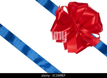 Arc rouge vif est situé et des rubans de satin bleu dans les coins sur un fond blanc. Le thème des cadeaux, des vacances et de l'emballage. Banque D'Images