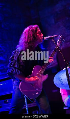 Édimbourg, Royaume-Uni, 25 juillet 2025 . Deerhoof, le groupe de punk de San Franciscan Noise, a été capturé par la photographe écossaise Daisy Duende, jouant dans le coffre souterrain des Caves. Le groupe.Who a récemment annoncé le retrait de sa musique de Spotify, est en tournée au Royaume-Uni pour promouvoir son 20e album studio Noble and Godlike in Ruin. Les grottes sont la sous-structure du South Bridge du XVIIIe siècle dans la capitale écossaise. Deerhoof poursuit sa tournée britannique avec des concerts dans le nord de l'Angleterre avant de frapper Londres le 28-29 juillet. Crédit : Daisy Duende/Alamy Live News Banque D'Images