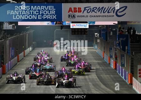 LONDRES, ANGLETERRE - JUILLET 27 : départ de la course lors de l'E-Prix de Londres, manche 16 du Championnat du monde ABB FIA Formula E 2025 à Excel Londres le 27 juillet 2025 à Londres, Angleterre. (Photo de Vince Mignott/Alamy Live News) Banque D'Images