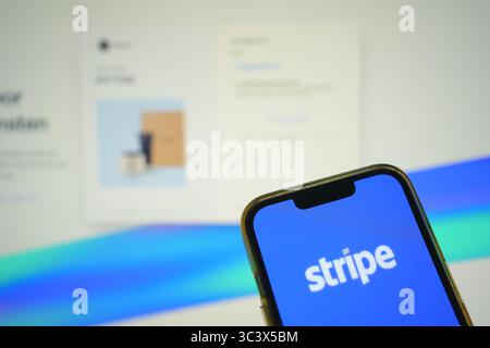 Roosendaal, pays-Bas - 27 juillet 2025 : un téléphone portable affichant le logo de Stripe, une plate-forme d'infrastructure financière pour Internet, avec Banque D'Images