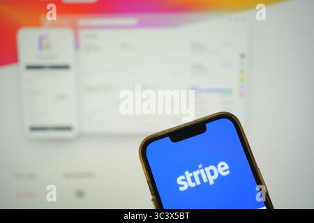 Roosendaal, pays-Bas - 27 juillet 2025 : un téléphone portable affichant le logo de Stripe, une plate-forme d'infrastructure financière pour Internet, avec Banque D'Images