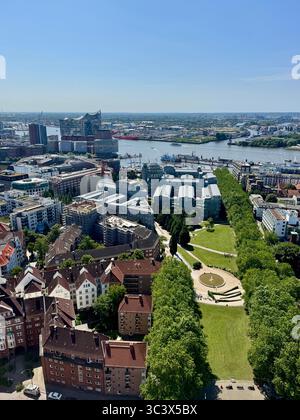 Vue aérienne du paysage urbain de Hambourg depuis le sommet de l'église de Michel, mettant en valeur l'Elbe, les bâtiments urbains et les parcs verdoyants sur un da ensoleillé clair Banque D'Images
