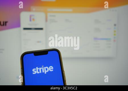 Roosendaal, pays-Bas - 27 juillet 2025 : un téléphone portable affichant le logo de Stripe, une plate-forme d'infrastructure financière pour Internet, avec Banque D'Images