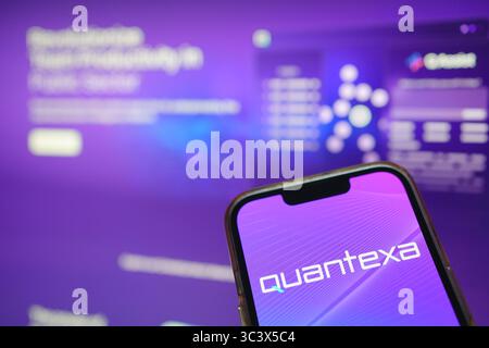 Roosendaal, pays-Bas - 27 juillet 2025 : un téléphone portable affichant le logo de Quantexa, une société de renseignement décisionnel et de contexte de données, avec th Banque D'Images