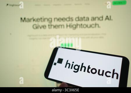 Roosendaal, pays-Bas - 27 juillet 2025 : un téléphone portable affichant le logo de Hightouch, avec le site web en arrière-plan. Banque D'Images