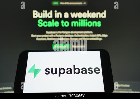 Roosendaal, pays-Bas - 27 juillet 2025 : un téléphone portable affichant le logo de Supabase, une base de données open-source, avec le site dans le backgrou Banque D'Images