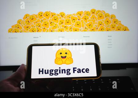 Roosendaal, pays-Bas – 14 juillet 2025 : un écran de smartphone affichant le logo de la face serrée, avec son site web en arrière-plan. Banque D'Images