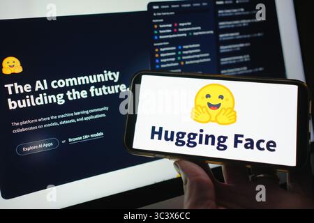Roosendaal, pays-Bas – 14 juillet 2025 : un écran de smartphone affichant le logo de la face serrée, avec son site web en arrière-plan. Banque D'Images