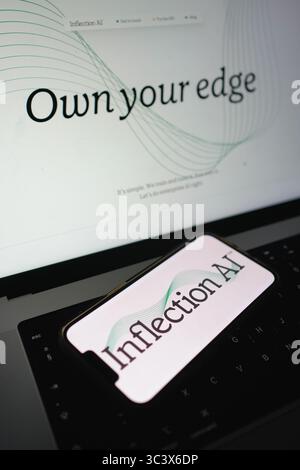 Roosendaal, pays-Bas – 14 juillet 2025 : un téléphone portable affichant le logo Inflection ai, avec le site Web de l’entreprise en arrière-plan. Banque D'Images