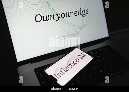Roosendaal, pays-Bas – 14 juillet 2025 : un téléphone portable affichant le logo Inflection ai, avec le site Web de l’entreprise en arrière-plan. Banque D'Images