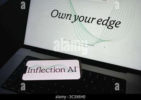 Roosendaal, pays-Bas – 14 juillet 2025 : un téléphone portable affichant le logo Inflection ai, avec le site Web de l’entreprise en arrière-plan. Banque D'Images