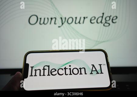 Roosendaal, pays-Bas – 14 juillet 2025 : un téléphone portable affichant le logo Inflection ai, avec le site Web de l’entreprise en arrière-plan. Banque D'Images