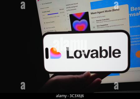 Roosendaal, pays-Bas – 14 juillet 2025 : un smartphone affichant le logo adorable avec sa plateforme web pour la création d’applications en arrière-plan. Banque D'Images