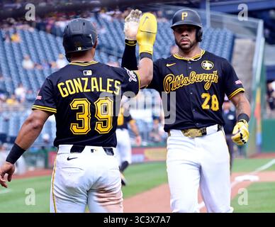 Pittsburgh, États-Unis. 27 juillet 2025. Nick Gonzales (39), deuxième base des Pirates de Pittsburgh, célèbre le score avec Tommy Pham (28) sur un single de Ke'Bryan Hayes, troisième base des Pirates de Pittsburgh, lors de la huitième manche de la victoire des Pirates 6-0 contre les Diamondbacks de l'Arizona au PNC Park le dimanche 27 juillet 2025 à Pittsburgh. Photo par Archie Carpenter/UPI crédit : UPI/Alamy Live News Banque D'Images