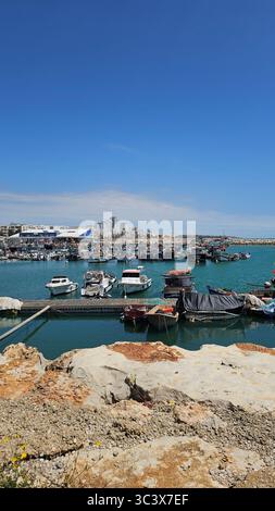 Vilamoura marina , Portugal - 30 avril 2025 : vue sur la marina et ses luxueux bateaux de plaisance Banque D'Images