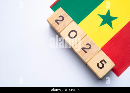 2025, Sénégal, drapeau du Sénégal avec bloc de date, concept, événements importants pour le Sénégal dans la nouvelle année, élection, économie, activités sociales, banque centrale Banque D'Images