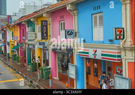 Bâtiments colorés dans le quartier Kampong Glen du centre-ville de Singapour Banque D'Images