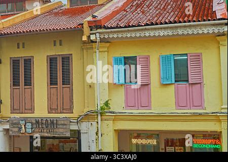 Bâtiments colorés dans le quartier Kampong Glen du centre-ville de Singapour Banque D'Images