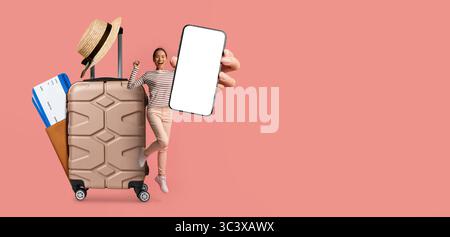 Planifier des vacances d'été avec une application téléphonique et bagages à la main Banque D'Images