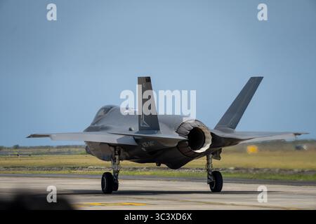 Bali, juillet 26 2025 : une vue arrière d'un F-35 de la RAAF présente son puissant tuyère de moteur alors qu'il roule pour une sortie d'entraînement Banque D'Images