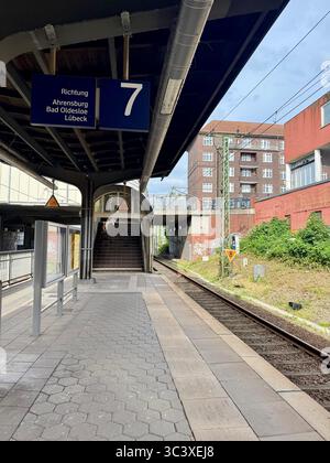 Quai de train vide avec panneaux indiquant Ahrensburg, Bad Oldesloe et Lübeck dans une gare allemande. Banque D'Images