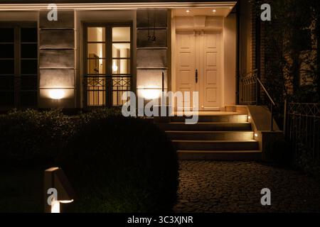 Entrée élégante d'une Maison Blanche à Hambourg la nuit Banque D'Images