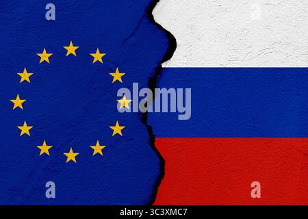 Les drapeaux de l'Union européenne et de la Fédération de Russie dans un mur grunge fissuré. Concept géopolitique et de guerre Banque D'Images